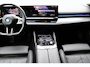 BMW 5-Serie 530e M Sport - Panoramadak + Harman Kardon + Trekhaak wegklapbaar + Adaptive Drive + 1e Eigenaar + Nederlandse BMW + Dealer onderhouden + 360 Camera + Led + Fabrieksgarantie