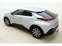 Toyota C-HR / C-HR+ 1.8 Hybrid 140 Dynamic Automaat | Weinig kilometers | Fabrieksgarantie | Trekhaak | Climate control | Keyless | Navigatie | 18" Lichtmetalen velgen
