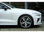 Volvo V60 2.0 T8 Twin Engine AWD R-Design Polestar Tuned |Pano | Bowers & Wilkens | Massage | HUD | ACC | Camera | Trekhaak | Styling pakket | Stoelverwarming en ventilatie | Rijklaar | Unieke en volle auto!