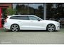 Volvo V60 2.0 T8 Twin Engine AWD R-Design Polestar Tuned |Pano | Bowers & Wilkens | Massage | HUD | ACC | Camera | Trekhaak | Styling pakket | Stoelverwarming en ventilatie | Rijklaar | Unieke en volle auto!