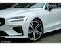 Volvo V60 2.0 T8 Twin Engine AWD R-Design Polestar Tuned |Pano | Bowers & Wilkens | Massage | HUD | ACC | Camera | Trekhaak | Styling pakket | Stoelverwarming en ventilatie | Rijklaar | Unieke en volle auto!
