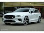 Volvo V60 2.0 T8 Twin Engine AWD R-Design Polestar Tuned |Pano | Bowers & Wilkens | Massage | HUD | ACC | Camera | Trekhaak | Styling pakket | Stoelverwarming en ventilatie | Rijklaar | Unieke en volle auto!