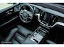 Volvo V60 2.0 T8 Twin Engine AWD R-Design Polestar Tuned |Pano | Bowers & Wilkens | Massage | HUD | ACC | Camera | Trekhaak | Styling pakket | Stoelverwarming en ventilatie | Rijklaar | Unieke en volle auto!