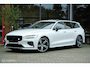 Volvo V60 2.0 T8 Twin Engine AWD R-Design Polestar Tuned |Pano | Bowers & Wilkens | Massage | HUD | ACC | Camera | Trekhaak | Styling pakket | Stoelverwarming en ventilatie | Rijklaar | Unieke en volle auto!