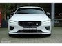 Volvo V60 2.0 T8 Twin Engine AWD R-Design Polestar Tuned |Pano | Bowers & Wilkens | Massage | HUD | ACC | Camera | Trekhaak | Styling pakket | Stoelverwarming en ventilatie | Rijklaar | Unieke en volle auto!