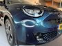 Fiat 600 600e La Prima 54 kWh Achteruitrijcamera - Apple carplay - Airco - Draadloze telefoonlader - Parkeersensoren - Navigatie - Licht metalen velgen 18 inch - Stoelverwarming - Voorstoelen met massagefunctie - Led verlichting - Mistlampen - Stuur multifunctioneel - Bluetooth - Cruise control - Dodehoekdetectie - Elektrische ramen - Extra getint glas achter - Keyless start/entry