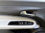 Fiat 600 600e La Prima 54 kWh Achteruitrijcamera - Apple carplay - Airco - Draadloze telefoonlader - Parkeersensoren - Navigatie - Licht metalen velgen 18 inch - Stoelverwarming - Voorstoelen met massagefunctie - Led verlichting - Mistlampen - Stuur multifunctioneel - Bluetooth - Cruise control - Dodehoekdetectie - Elektrische ramen - Extra getint glas achter - Keyless start/entry