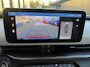 Fiat 600 600e La Prima 54 kWh Achteruitrijcamera - Apple carplay - Airco - Draadloze telefoonlader - Parkeersensoren - Navigatie - Licht metalen velgen 18 inch - Stoelverwarming - Voorstoelen met massagefunctie - Led verlichting - Mistlampen - Stuur multifunctioneel - Bluetooth - Cruise control - Dodehoekdetectie - Elektrische ramen - Extra getint glas achter - Keyless start/entry