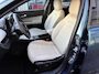 Fiat 600 600e La Prima 54 kWh Achteruitrijcamera - Apple carplay - Airco - Draadloze telefoonlader - Parkeersensoren - Navigatie - Licht metalen velgen 18 inch - Stoelverwarming - Voorstoelen met massagefunctie - Led verlichting - Mistlampen - Stuur multifunctioneel - Bluetooth - Cruise control - Dodehoekdetectie - Elektrische ramen - Extra getint glas achter - Keyless start/entry