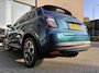 Fiat 600 600e La Prima 54 kWh Achteruitrijcamera - Apple carplay - Airco - Draadloze telefoonlader - Parkeersensoren - Navigatie - Licht metalen velgen 18 inch - Stoelverwarming - Voorstoelen met massagefunctie - Led verlichting - Mistlampen - Stuur multifunctioneel - Bluetooth - Cruise control - Dodehoekdetectie - Elektrische ramen - Extra getint glas achter - Keyless start/entry