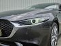 Mazda 3 2.0 SkyActiv Hybrid 150PK Exclusive-Line / Trekhaak / Stoel & Stuurverwarming / Lederen Bekleding / Head-Up Display / Elektrisch Bedienbare Bestuurdersstoel met Geheugen / Apple Carplay & Android Auto / Climate Control / Navigatie /