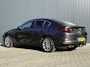 Mazda 3 2.0 SkyActiv Hybrid 150PK Exclusive-Line / Trekhaak / Stoel & Stuurverwarming / Lederen Bekleding / Head-Up Display / Elektrisch Bedienbare Bestuurdersstoel met Geheugen / Apple Carplay & Android Auto / Climate Control / Navigatie /