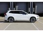 Volvo XC60 T6 Plug-in hybrid AWD Ultra Dark | Panoramadak | Luchtvering | Trekhaak | Verwarmbare voorstoelen, achterbank en stuurwiel | Head-up display | Premium audio by Harman Kardon | 360 graden camera |