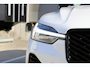 Volvo XC60 T6 Plug-in hybrid AWD Ultra Dark | Panoramadak | Luchtvering | Trekhaak | Verwarmbare voorstoelen, achterbank en stuurwiel | Head-up display | Premium audio by Harman Kardon | 360 graden camera |
