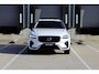 Volvo XC60 T6 Plug-in hybrid AWD Ultra Dark | Panoramadak | Luchtvering | Trekhaak | Verwarmbare voorstoelen, achterbank en stuurwiel | Head-up display | Premium audio by Harman Kardon | 360 graden camera |