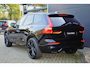 Volvo XC60 T6 Plug-in hybrid AWD Plus Black Edition | 21 inch Lichtmetalen velgen | Harman Kardon Premium Audio | Sportleder | Trekhaak | 360 graden Camera | BLIS | Adaptieve Cruise Control | Google Navigatie |