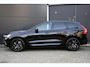 Volvo XC60 T6 Plug-in hybrid AWD Plus Black Edition | 21 inch Lichtmetalen velgen | Harman Kardon Premium Audio | Sportleder | Trekhaak | 360 graden Camera | BLIS | Adaptieve Cruise Control | Google Navigatie |