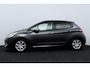 Peugeot 208 1.2 PureTech Style Pack/ DEALER ONDERHOUDEN!/ 15'' LMV/ Navi/ Clima/ Cruise/ Elek. pakket/ Isofix/ Bluetooth/ Armsteun/ Multi. LEDER. Stuur/ Mistl./ PDC/ Extra getint glas.