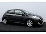 Peugeot 208 1.2 PureTech Style Pack/ DEALER ONDERHOUDEN!/ 15'' LMV/ Navi/ Clima/ Cruise/ Elek. pakket/ Isofix/ Bluetooth/ Armsteun/ Multi. LEDER. Stuur/ Mistl./ PDC/ Extra getint glas.