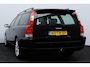 Volvo V70 2.0T Edition II Sport/ D-Riem verv: 337.000 KM!/ Trekhaak/ Navi/ Bi-Xenon/ Stoelverw./ Leder/ Navi/ Clima/ Cruise/ Elek. pakket/ Armsteun/ Multi. LEDER. Stuur/ Mistl./ PDC/ Dakspoiler.
