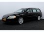 Volvo V70 2.0T Edition II Sport/ D-Riem verv: 337.000 KM!/ Trekhaak/ Navi/ Bi-Xenon/ Stoelverw./ Leder/ Navi/ Clima/ Cruise/ Elek. pakket/ Armsteun/ Multi. LEDER. Stuur/ Mistl./ PDC/ Dakspoiler.