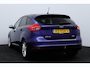 Ford Focus 1.0 Titanium/ Trekhaak/ 16'' LMV/ Android-Auto/ Navi/ Clima/ Cruise/ Elek. pakket/ Isofix/ Bluetooth/ 6-Bak/ Armsteun/ Multi. LEDER. Stuur/ Mistl./ PDC V+A/ Extra getint glas.