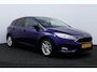 Ford Focus 1.0 Titanium/ Trekhaak/ 16'' LMV/ Android-Auto/ Navi/ Clima/ Cruise/ Elek. pakket/ Isofix/ Bluetooth/ 6-Bak/ Armsteun/ Multi. LEDER. Stuur/ Mistl./ PDC V+A/ Extra getint glas.