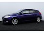 Ford Focus 1.0 Titanium/ Trekhaak/ 16'' LMV/ Android-Auto/ Navi/ Clima/ Cruise/ Elek. pakket/ Isofix/ Bluetooth/ 6-Bak/ Armsteun/ Multi. LEDER. Stuur/ Mistl./ PDC V+A/ Extra getint glas.