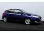 Ford Focus 1.0 Titanium/ Trekhaak/ 16'' LMV/ Android-Auto/ Navi/ Clima/ Cruise/ Elek. pakket/ Isofix/ Bluetooth/ 6-Bak/ Armsteun/ Multi. LEDER. Stuur/ Mistl./ PDC V+A/ Extra getint glas.