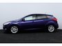 Ford Focus 1.0 Titanium/ Trekhaak/ 16'' LMV/ Android-Auto/ Navi/ Clima/ Cruise/ Elek. pakket/ Isofix/ Bluetooth/ 6-Bak/ Armsteun/ Multi. LEDER. Stuur/ Mistl./ PDC V+A/ Extra getint glas.