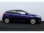 Ford Focus 1.0 Titanium/ Trekhaak/ 16'' LMV/ Android-Auto/ Navi/ Clima/ Cruise/ Elek. pakket/ Isofix/ Bluetooth/ 6-Bak/ Armsteun/ Multi. LEDER. Stuur/ Mistl./ PDC V+A/ Extra getint glas.