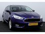 Ford Focus 1.0 Titanium/ Trekhaak/ 16'' LMV/ Android-Auto/ Navi/ Clima/ Cruise/ Elek. pakket/ Isofix/ Bluetooth/ 6-Bak/ Armsteun/ Multi. LEDER. Stuur/ Mistl./ PDC V+A/ Extra getint glas.