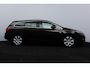 Opel Astra Sports Tourer 1.4 Turbo Design Edition/ APK 12-2027!/ Trekhaak/ 17'' LMV/ Half-Leder/ Extra Getint Glas/ Navi/ Airco/ Cruise/ Elek. pakket/ Isofix/ Bluetooth/ Armsteun/ Multi. LEDER. Stuur/ Mistl./ PDC/ Chroom.