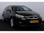 Opel Astra Sports Tourer 1.4 Turbo Design Edition/ APK 12-2027!/ Trekhaak/ 17'' LMV/ Half-Leder/ Extra Getint Glas/ Navi/ Airco/ Cruise/ Elek. pakket/ Isofix/ Bluetooth/ Armsteun/ Multi. LEDER. Stuur/ Mistl./ PDC/ Chroom.