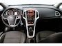 Opel Astra Sports Tourer 1.4 Turbo Design Edition/ APK 12-2027!/ Trekhaak/ 17'' LMV/ Half-Leder/ Extra Getint Glas/ Navi/ Airco/ Cruise/ Elek. pakket/ Isofix/ Bluetooth/ Armsteun/ Multi. LEDER. Stuur/ Mistl./ PDC/ Chroom.