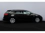Opel Astra Sports Tourer 1.4 Turbo Design Edition/ APK 12-2027!/ Trekhaak/ 17'' LMV/ Half-Leder/ Extra Getint Glas/ Navi/ Airco/ Cruise/ Elek. pakket/ Isofix/ Bluetooth/ Armsteun/ Multi. LEDER. Stuur/ Mistl./ PDC/ Chroom.