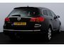 Opel Astra Sports Tourer 1.4 Turbo Design Edition/ APK 12-2027!/ Trekhaak/ 17'' LMV/ Half-Leder/ Extra Getint Glas/ Navi/ Airco/ Cruise/ Elek. pakket/ Isofix/ Bluetooth/ Armsteun/ Multi. LEDER. Stuur/ Mistl./ PDC/ Chroom.