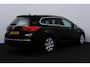 Opel Astra Sports Tourer 1.4 Turbo Design Edition/ APK 12-2027!/ Trekhaak/ 17'' LMV/ Half-Leder/ Extra Getint Glas/ Navi/ Airco/ Cruise/ Elek. pakket/ Isofix/ Bluetooth/ Armsteun/ Multi. LEDER. Stuur/ Mistl./ PDC/ Chroom.
