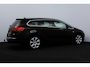 Opel Astra Sports Tourer 1.4 Turbo Design Edition/ APK 12-2027!/ Trekhaak/ 17'' LMV/ Half-Leder/ Extra Getint Glas/ Navi/ Airco/ Cruise/ Elek. pakket/ Isofix/ Bluetooth/ Armsteun/ Multi. LEDER. Stuur/ Mistl./ PDC/ Chroom.