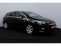 Opel Astra Sports Tourer 1.4 Turbo Design Edition/ APK 12-2027!/ Trekhaak/ 17'' LMV/ Half-Leder/ Extra Getint Glas/ Navi/ Airco/ Cruise/ Elek. pakket/ Isofix/ Bluetooth/ Armsteun/ Multi. LEDER. Stuur/ Mistl./ PDC/ Chroom.
