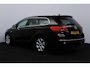 Opel Astra Sports Tourer 1.4 Turbo Design Edition/ APK 12-2027!/ Trekhaak/ 17'' LMV/ Half-Leder/ Extra Getint Glas/ Navi/ Airco/ Cruise/ Elek. pakket/ Isofix/ Bluetooth/ Armsteun/ Multi. LEDER. Stuur/ Mistl./ PDC/ Chroom.