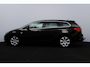 Opel Astra Sports Tourer 1.4 Turbo Design Edition/ APK 12-2027!/ Trekhaak/ 17'' LMV/ Half-Leder/ Extra Getint Glas/ Navi/ Airco/ Cruise/ Elek. pakket/ Isofix/ Bluetooth/ Armsteun/ Multi. LEDER. Stuur/ Mistl./ PDC/ Chroom.