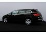 Opel Astra Sports Tourer 1.4 Turbo Design Edition/ APK 12-2027!/ Trekhaak/ 17'' LMV/ Half-Leder/ Extra Getint Glas/ Navi/ Airco/ Cruise/ Elek. pakket/ Isofix/ Bluetooth/ Armsteun/ Multi. LEDER. Stuur/ Mistl./ PDC/ Chroom.