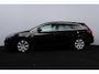Opel Astra Sports Tourer 1.4 Turbo Design Edition/ APK 12-2027!/ Trekhaak/ 17'' LMV/ Half-Leder/ Extra Getint Glas/ Navi/ Airco/ Cruise/ Elek. pakket/ Isofix/ Bluetooth/ Armsteun/ Multi. LEDER. Stuur/ Mistl./ PDC/ Chroom.