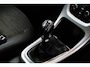 Opel Astra Sports Tourer 1.4 Turbo Design Edition/ APK 12-2027!/ Trekhaak/ 17'' LMV/ Half-Leder/ Extra Getint Glas/ Navi/ Airco/ Cruise/ Elek. pakket/ Isofix/ Bluetooth/ Armsteun/ Multi. LEDER. Stuur/ Mistl./ PDC/ Chroom.