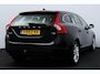 Volvo V60 1.6 T3 Momentum/ Trekhaak/ 17'' LMV/ Half-Leder/ Navi/ Clima/ Cruise/ Elek. pakket/ Isofix/ Bluetooth/ Armsteun/ Multi. LEDER. Stuur/ PDC/ Chroom/ LED Dagrijverl.