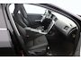 Volvo V60 1.6 T3 Momentum/ Trekhaak/ 17'' LMV/ Half-Leder/ Navi/ Clima/ Cruise/ Elek. pakket/ Isofix/ Bluetooth/ Armsteun/ Multi. LEDER. Stuur/ PDC/ Chroom/ LED Dagrijverl.