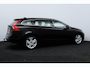 Volvo V60 1.6 T3 Momentum/ Trekhaak/ 17'' LMV/ Half-Leder/ Navi/ Clima/ Cruise/ Elek. pakket/ Isofix/ Bluetooth/ Armsteun/ Multi. LEDER. Stuur/ PDC/ Chroom/ LED Dagrijverl.