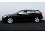 Volvo V60 1.6 T3 Momentum/ Trekhaak/ 17'' LMV/ Half-Leder/ Navi/ Clima/ Cruise/ Elek. pakket/ Isofix/ Bluetooth/ Armsteun/ Multi. LEDER. Stuur/ PDC/ Chroom/ LED Dagrijverl.