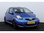 Toyota Aygo 1.0-12V Comfort Navigator/ 5-Drs/ Airco/ C.V. Afstand/ Elek. Ramen/ Isofix/ Deelbare achterbank/ Getint glas/ Metallic lak.